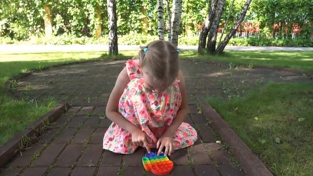 Alena and Pop it Funny story for Kids смотреть онлайн