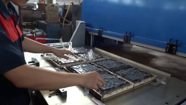 Double sides Rigid PET die cutting press machine 100 tons смотреть онлайн