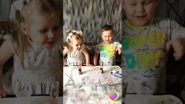 Илюша и КсюшаНовыйЧеллендж вулкан! Илюша и Ксюша ставят эксперименты.Смотрите и Экспериментируйте