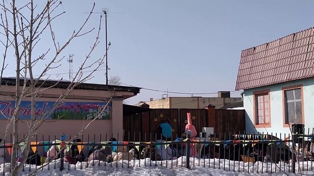 Заяц и МЕДВЕДЬ охраняют детей на празднике смотреть онлайн