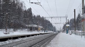 Оживлённое движение поездов на платформе 43 километр Ярославского направления МЖД