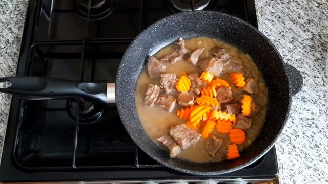 Вкусный обед или ужин. Мясо тушенное с овощами. Готовится очень легко. #мясосовощами#гуляш#short смотреть онлайн