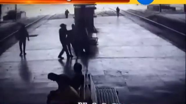 Caught on Camera: Man held for forcibly kissing a girl at railway station, Mumbai - Zee 24 Kalak смотреть онлайн