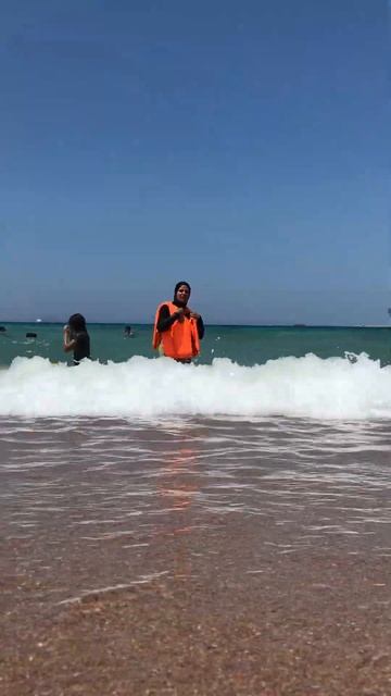 ЕГИПТЯНЕ НЕ КУПАЮТСЯ? НЕ СМЕШИТЕ - МОРЕ ПОЛНО ЛЮДЕЙ 🇪🇬 смотреть онлайн