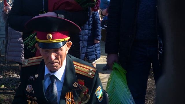 Парад для ветерана ВОВ Владимира Хлапова. Докучаевск смотреть онлайн