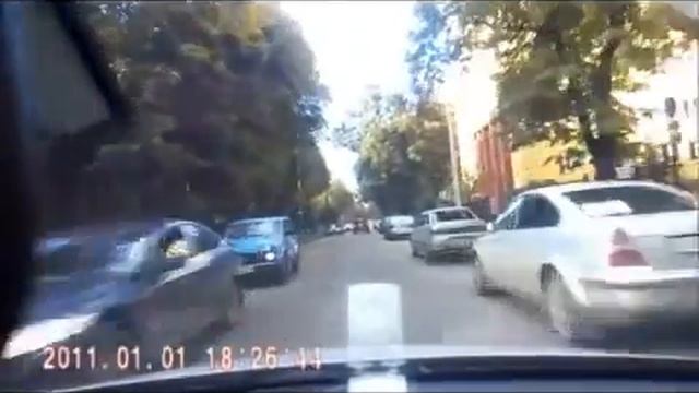 Мальчик, не смотря по сторонам, опасно перебегает дорогу смотреть онлайн