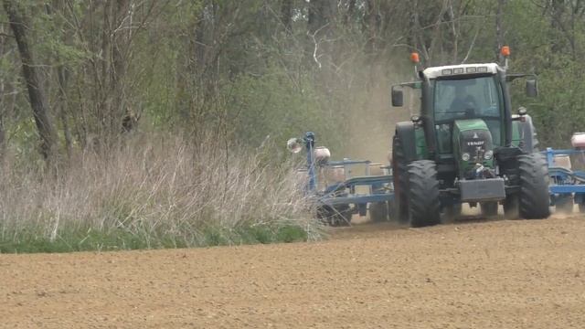 Einzelkornsämaschine Monosem NG3 Plus mit 9 Reihen angetrieben von einen Fendt 415 beim Maissetzen смотреть онлайн