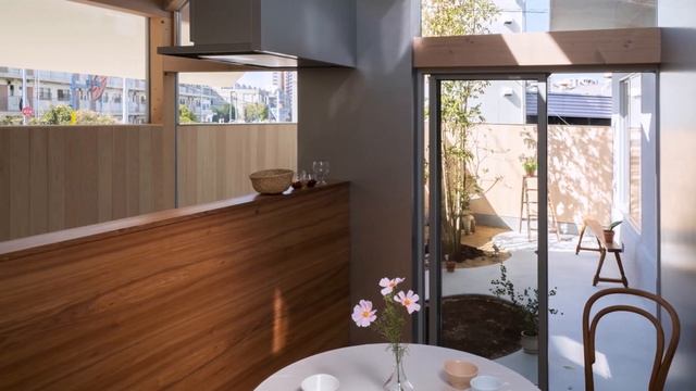 Inside a house feels spacious and open on the limited land in Japan смотреть онлайн