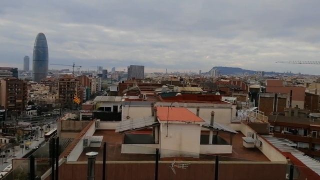 An amazing "Torre Glòries and La Sagrada Família" view in Barcelona Spain смотреть онлайн