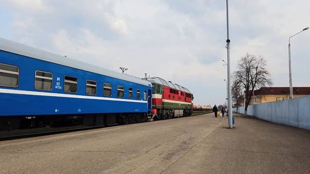 Пассажирский тепловоз ТЭП70-0223 с поездом Полоцк-Брест на станции Полоцк смотреть онлайн