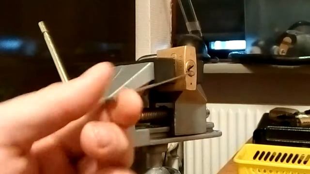 (8) 30 mm ABUS and 40 mm dolphin padlocks picked смотреть онлайн