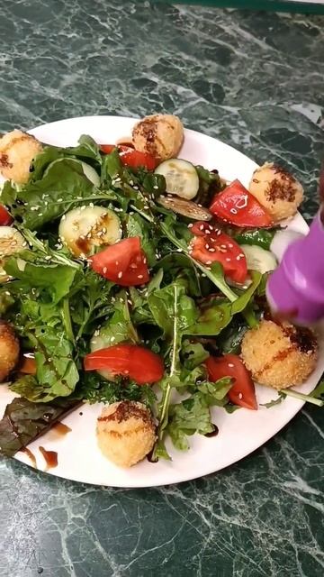 Хрустящие сырные шарики с миксом из зелени и рукколы, подаются с овощами и соусом бальзамик смотреть онлайн