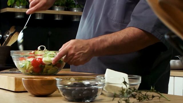 Insalata di orzo alla greca S3 - P128 смотреть онлайн