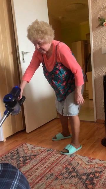 Oma….☺️#berlin #grandma #babcia #lustigevideos #hausfrau #niemcy #menschen #staubsauger #rentner смотреть онлайн