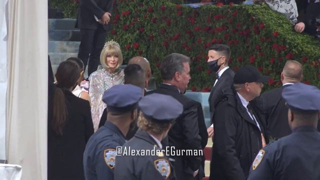 Anna Wintour at Met Gala смотреть онлайн