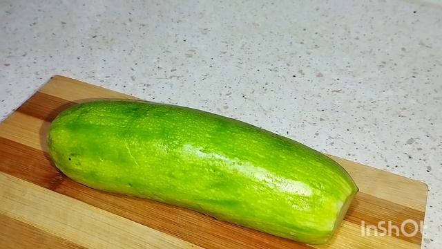 Тёплый и ароматный салат из кабачка и курицы. смотреть онлайн