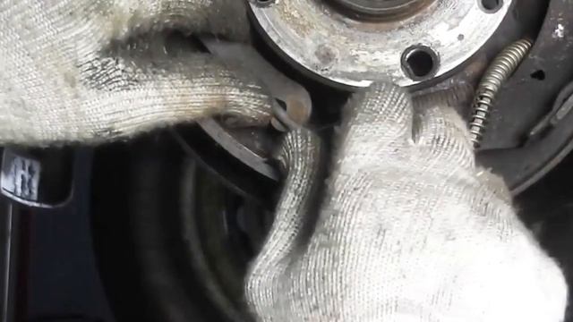 Лада Калина. Замена тросов стояночного тормоза.