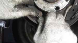 Лада Калина. Замена тросов стояночного тормоза.