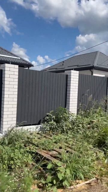 Забор по всему периметру участка! Дом в станице Раевская #домауморя