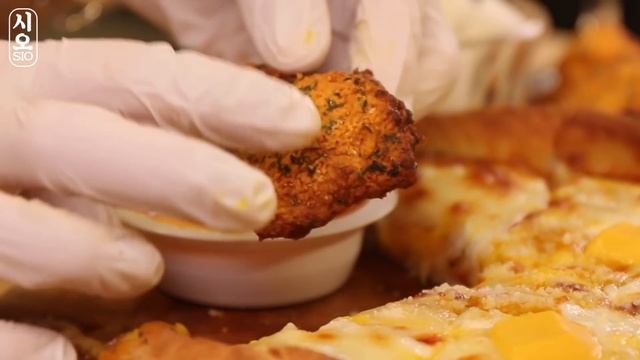MUKBANG 신메뉴 치킨 피자 먹방! 와인도 짠~ CHICKEN EATING SOUNDS[SIO ASMR 시오] смотреть онлайн