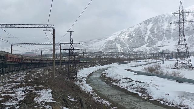 Именной электровоз ВЛ15А-004,с грузовым поездом,следует по перегону Юкспоррйок -Вудъявр!!! смотреть онлайн