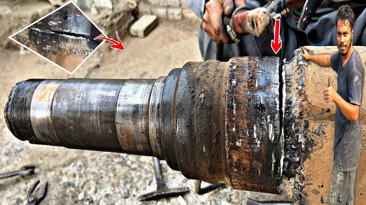 Механик Восстанавливает Поврежденный Шпиндель задней оси грузовика до Полной функциональности смотреть онлайн