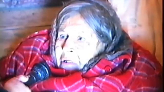 1993 Мегион Бабушка в подъезде