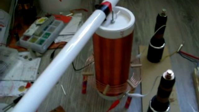 ZVS Tesla Hairpin running a HV coil and 12v bulb смотреть онлайн