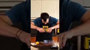 - КАК ВЫДАВИТЬ БОЛЬШОЕ КОЛИЧЕСТВО  ЛИМОННОГО СОКА БЕЗ СОКОВЫЖИМАЛКИ...💥