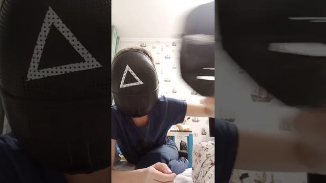 истрория из школы (в маске из игры в кальмара)