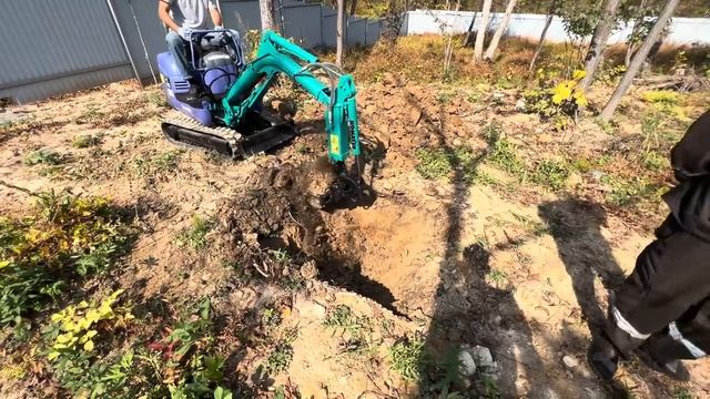 Малыш экскаватор против человека!!!