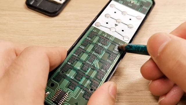 遙控器壞了別急著扔，用打火機烤一烤，立馬恢復正常像新的，太聰明了 ‖ 妙招先生