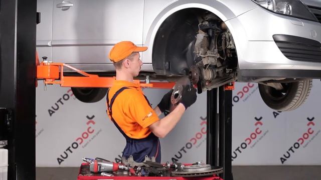 Kā nomainīt priekšējie bremžu diski un priekšējie bremžu kluči OPEL ASTRA H [PAMĀCĪBA] смотреть онлайн