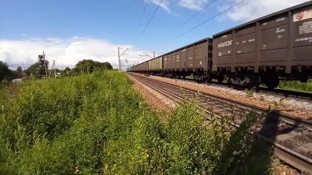 Быстрый местный. Электровоз 3ЭС5К-057 "Ермак" с грузовым поездом и приветливой бригадой смотреть онлайн