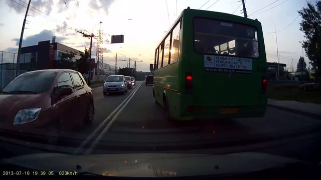 Автобус перестраивается.