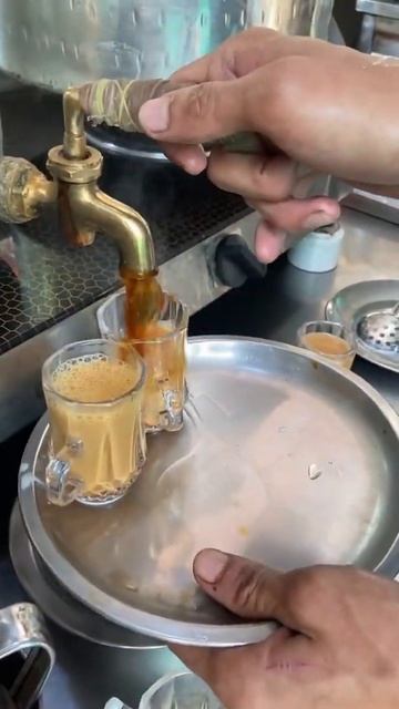 Hyderabadi Irani Chai 😍🥺 Price - ₹10/- | chai lover | chai | indian foodie #shorts #chai #chailover смотреть онлайн