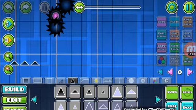 Играю в взломанный  Geometry Dash