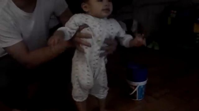 No speak Americano - 1 year old boy dance смотреть онлайн