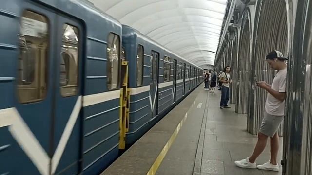 прибытие Ема-502/Ем-501 на станцию Академическая смотреть онлайн