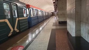 Метро Москвы станция Дубровка прибывает и отправляется метропоезд 81-717 «Номерной»