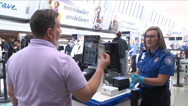TSA shows off new passenger identification checking system смотреть онлайн