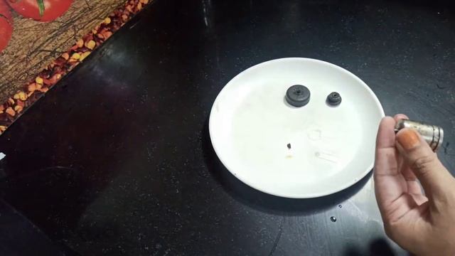 अगर आपका कूकर भी पानी बाहर फेंकता है तो ये वीडियो जरूर देखे। pressure cooker cleaning#cleaningtips смотреть онлайн