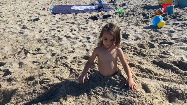 FAMILY BEACH DAY смотреть онлайн