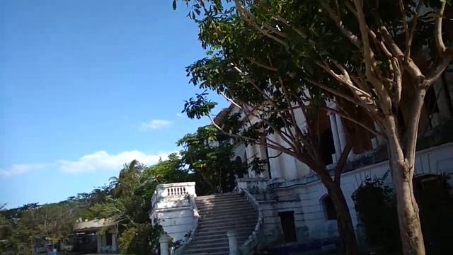 Заброшенный особняк, ищем где искупаться в Гаване, район Санта Фе!