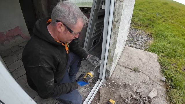 Irish Derelict Cottage Restoration || Repairing 40 Years Of Neglect Begins смотреть онлайн
