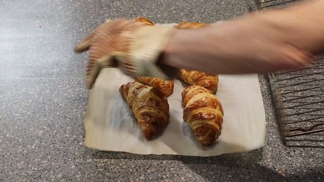 Schulstad Almond Croissant Review | Frozen & Ready to Bake Off смотреть онлайн