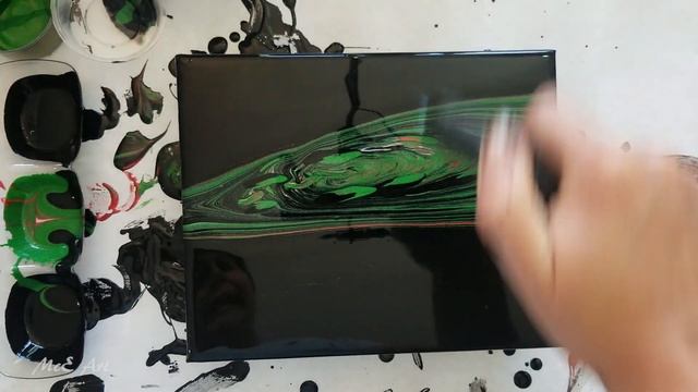 356 Sparkling Green Spiral Pour смотреть онлайн