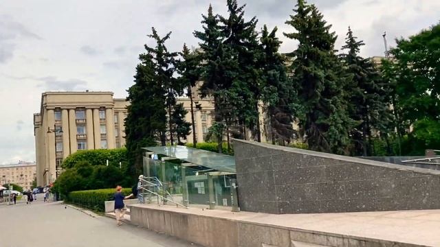 Вот такая прекрасная прогулка на Московской площади фонтаны кругом елочки и зелено смотреть онлайн