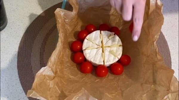 Сыр камамбер в духовке с багетом и помидорами черри #камамбер #кулинария #завтрак #рецепты
