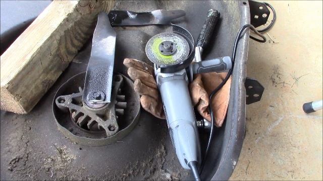 Removing and Servicing the Deck of a Husqvarna LTH 1542 Lawnmower смотреть онлайн
